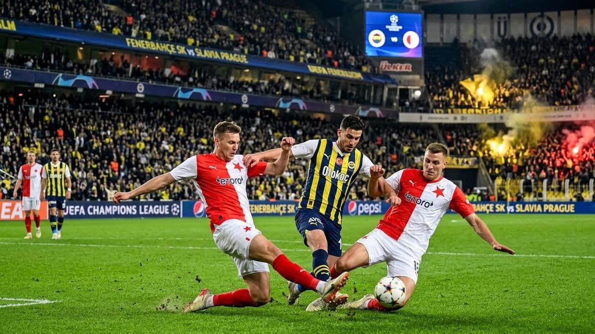 Empate del Fenerbahçe ante el Slavia de Praga: jugadores de ambos equipos disputan el balón durante un partido de la Liga de Campeones en Estambul.