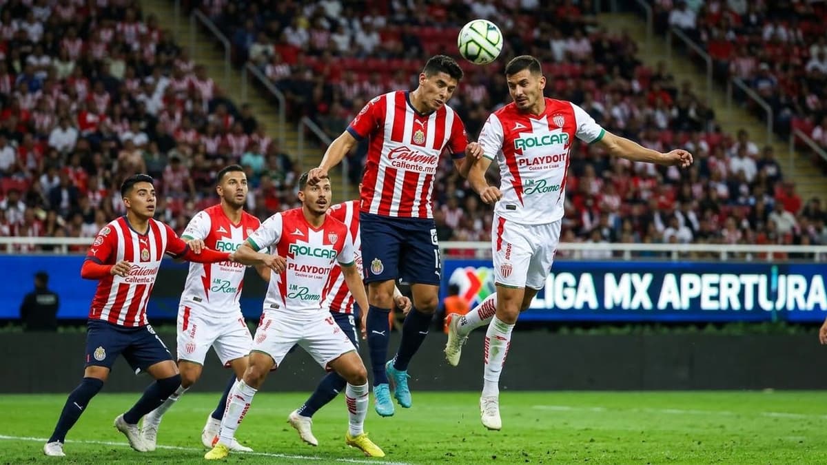 Jugadores de Guadalajara y Necaxa disputan un balón durante un partido del Apertura mexicano, resuelto con un autogol de Agustín Oliveros.