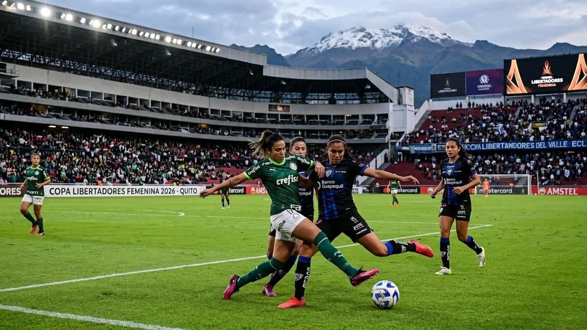 Jugadoras de Palmeiras e Independiente del Valle disputan el balón durante un partido de la Copa Libertadores Femenina en Quito.