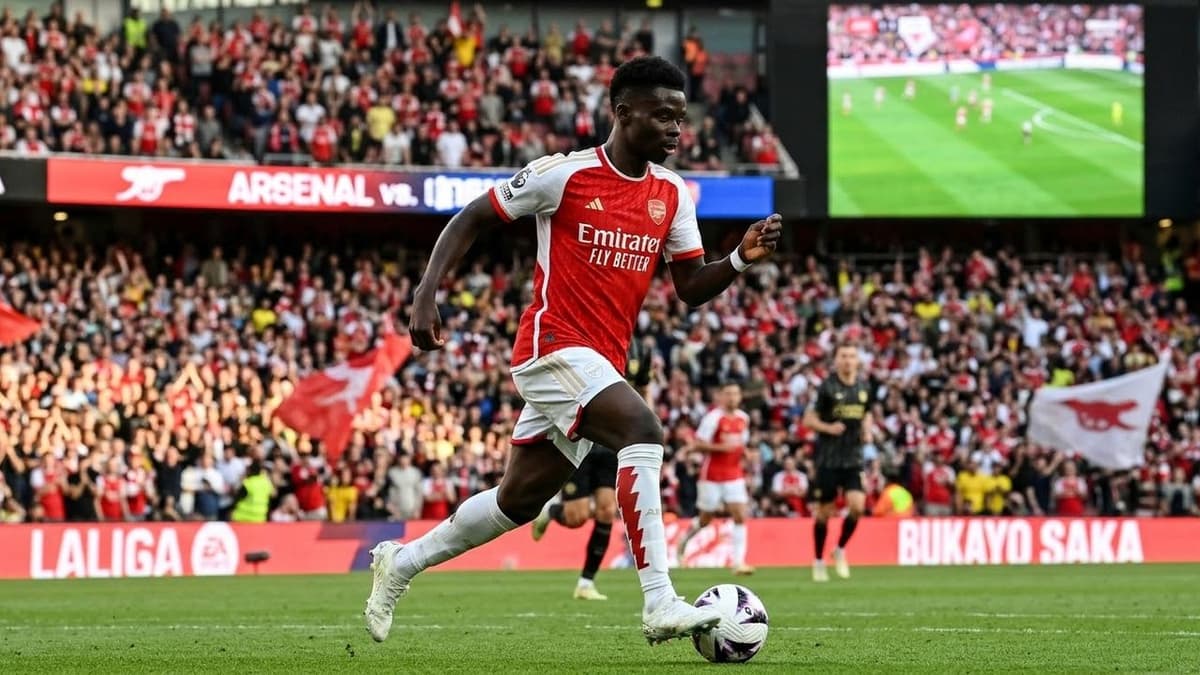 El inglés Bukayo Saka, futbolista del Arsenal, durante un partido de fútbol, antes de conocerse el alcance de su lesión muscular.