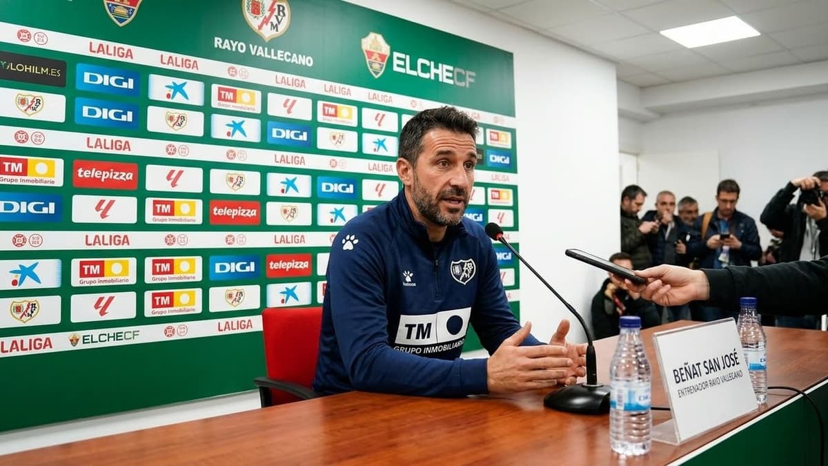 Beñat San José durante una comparecencia de prensa previa al partido entre el Rayo Vallecano y el Elche.