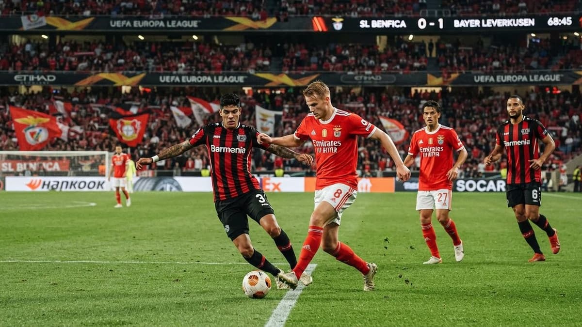 Futbolistas del Benfica, el Bayer Leverkusen y otros equipos de la Liga Europa disputan partidos de la competición continental.