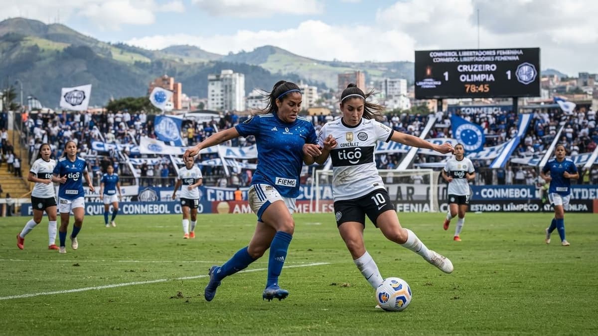 Futbolistas del Cruzeiro y del Olimpia disputan un balón durante el partido de la Copa Libertadores femenina en Quito.