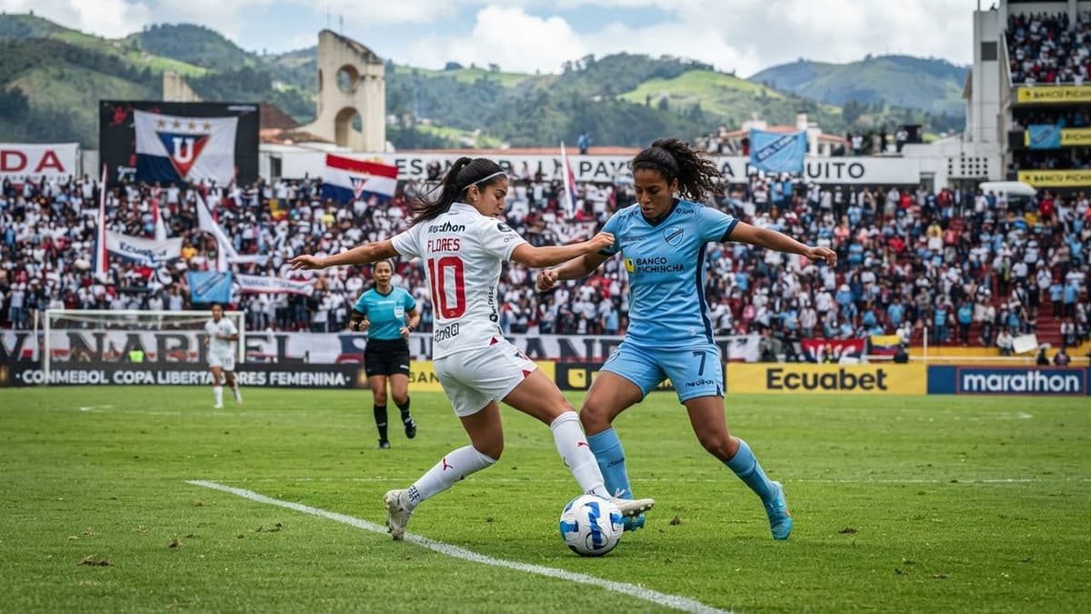 Futbolistas de Liga de Quito y Bolívar disputan un partido de la Copa Libertadores Femenina en Ecuador.