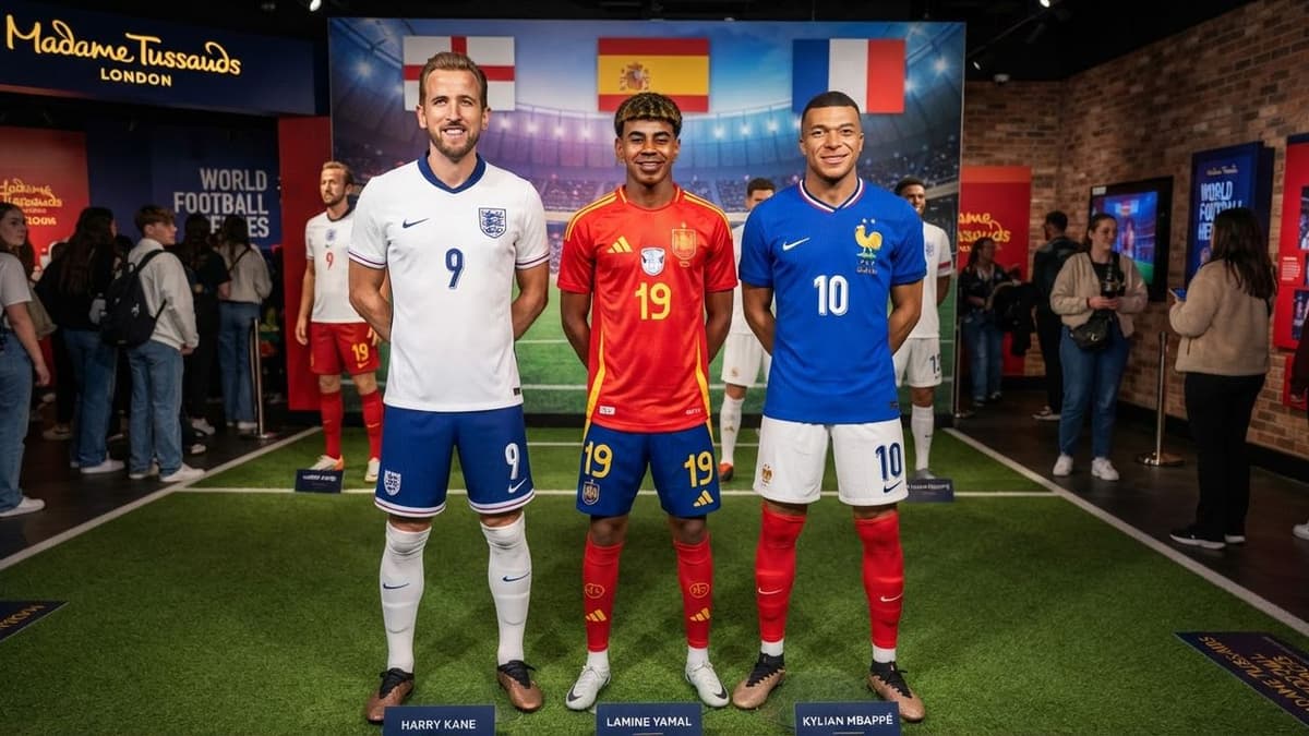 Figuras de cera del inglés Harry Kane, el español Lamine Yamal y el francés Kylian Mbappé posan juntos en el Madame Tussauds de Londres.
