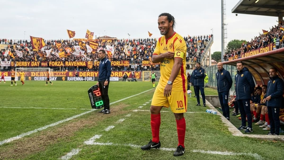 El brasileño Ronaldinho con la camiseta del Ravenna, preparado para regresar al césped en el derbi contra el Forlì.