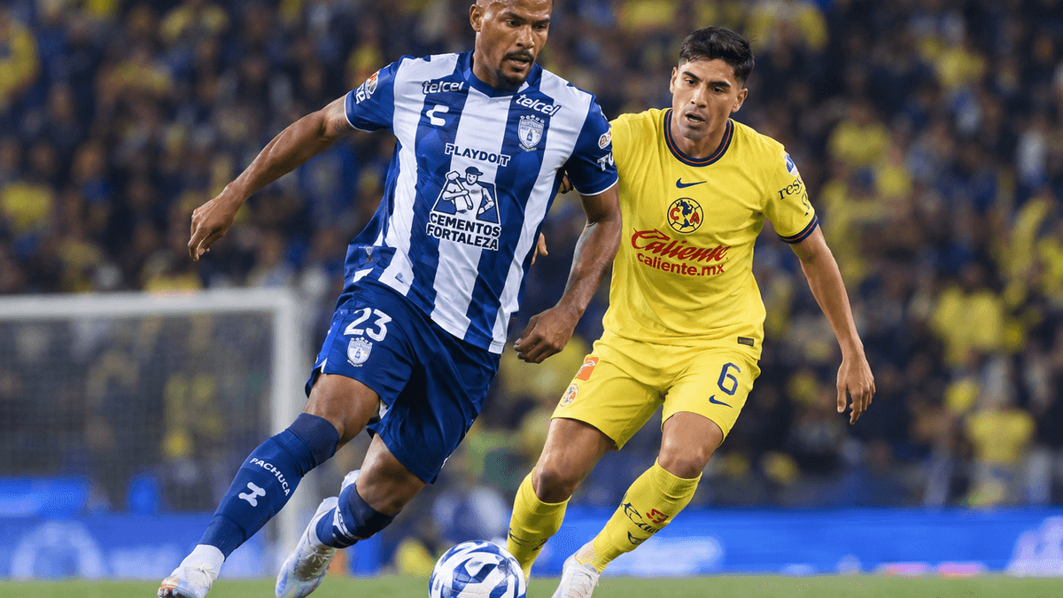 El delantero venezolano Salomón Rondón disputa un balón durante un partido del Pachuca en el torneo Apertura mexicano.