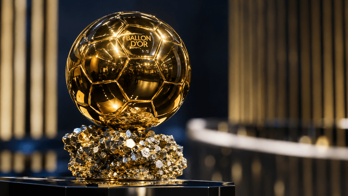 El trofeo del Balón de Oro, galardón individual del fútbol mundial, durante una ceremonia de premiación.