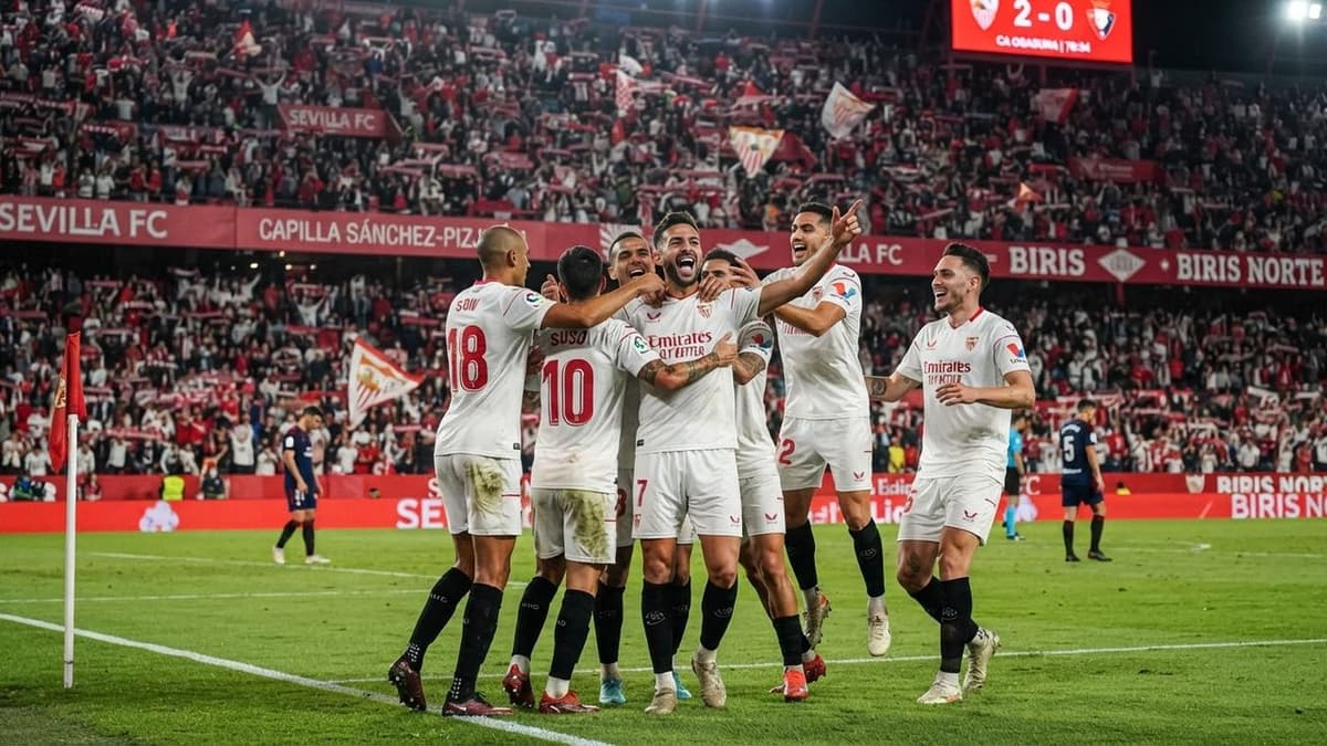 Jugadores del Sevilla celebran uno de los goles ante Osasuna en el Ramón Sánchez-Pizjuán durante la décima jornada de LaLiga EA Sports.