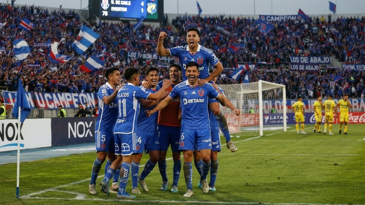 Los jugadores de la Universidad de Chile celebran un gol durante la goleada ante Everton por la liga chilena.