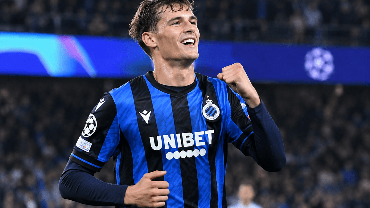 El delantero ítalo-alemán Nicolò Tresoldi celebra un gol con el Brujas durante un partido de fútbol europeo.