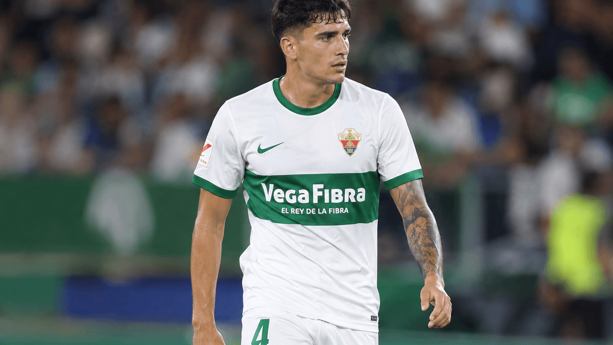 El argentino Kevin Lomónaco, defensor del Elche, durante su debut oficial con el equipo en la Copa del Rey.