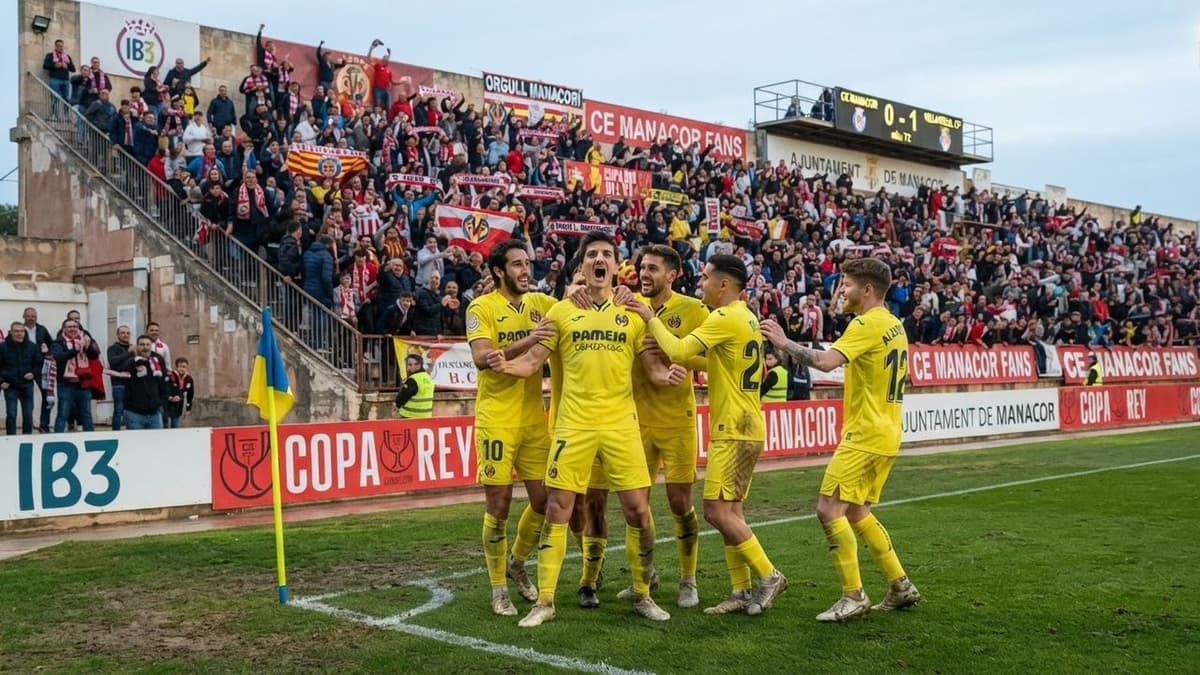 Futbolistas del Villarreal CF celebran uno de los cinco goles ante el CE Manacor durante la primera ronda de la Copa del Rey.