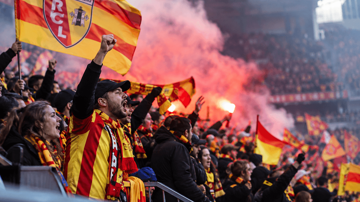 Aficionados del Lens durante un partido de fútbol, en una imagen de portada relacionada con las sanciones tras los incidentes en Brujas.