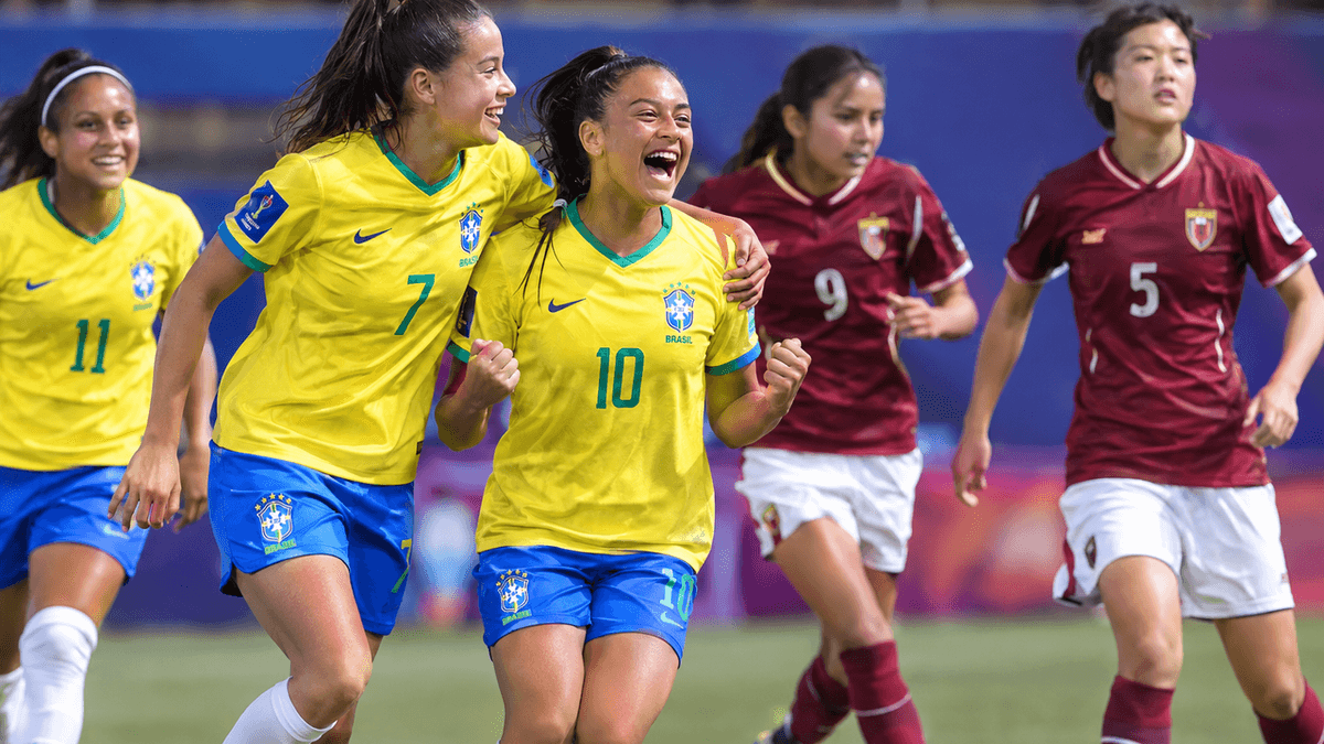 Futbolistas de Brasil, celebran sus victorias en el Mundial femenino sub-17 de Marruecos.