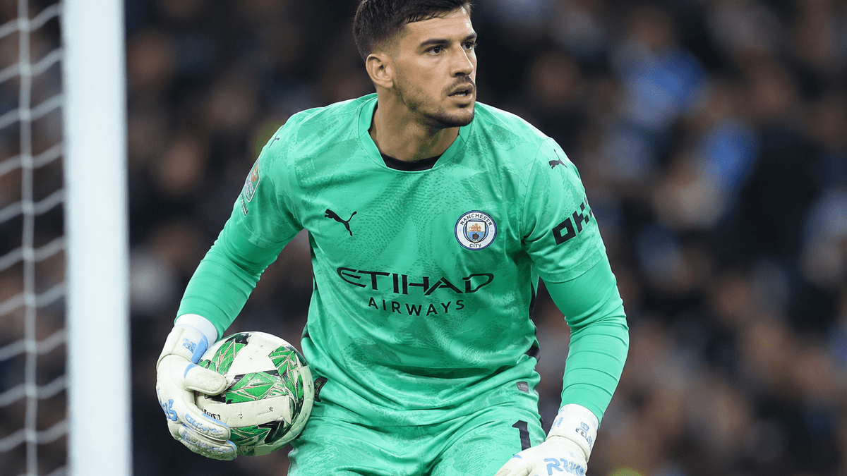 El guardameta argentino Gerónimo Rulli se prepara para detener un penalti con el Manchester City durante un partido de fútbol.