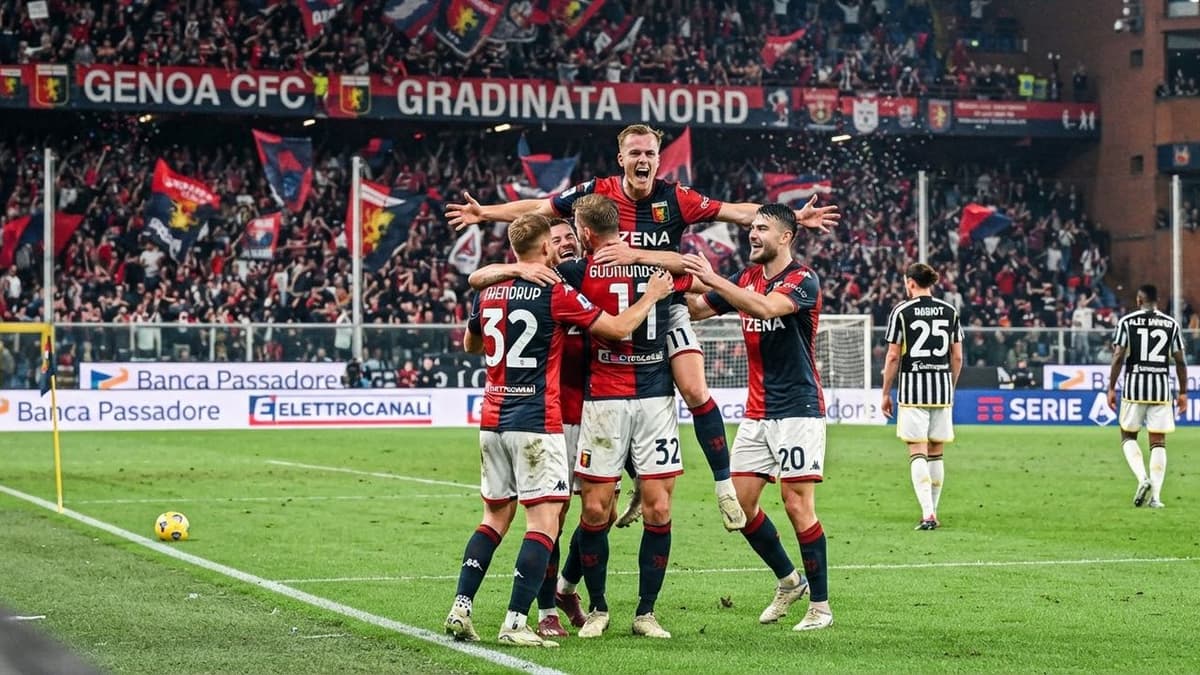 Jugadores del Génova celebran un gol ante la Juventus durante un partido de la Serie A en el estadio Luigi Ferraris.