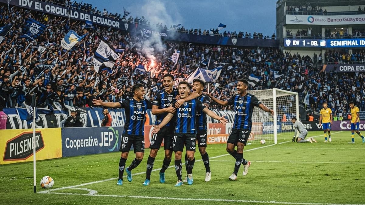 Independiente del Valle celebra uno de sus goles ante Delfín durante la semifinal de ida de la Copa Ecuador.