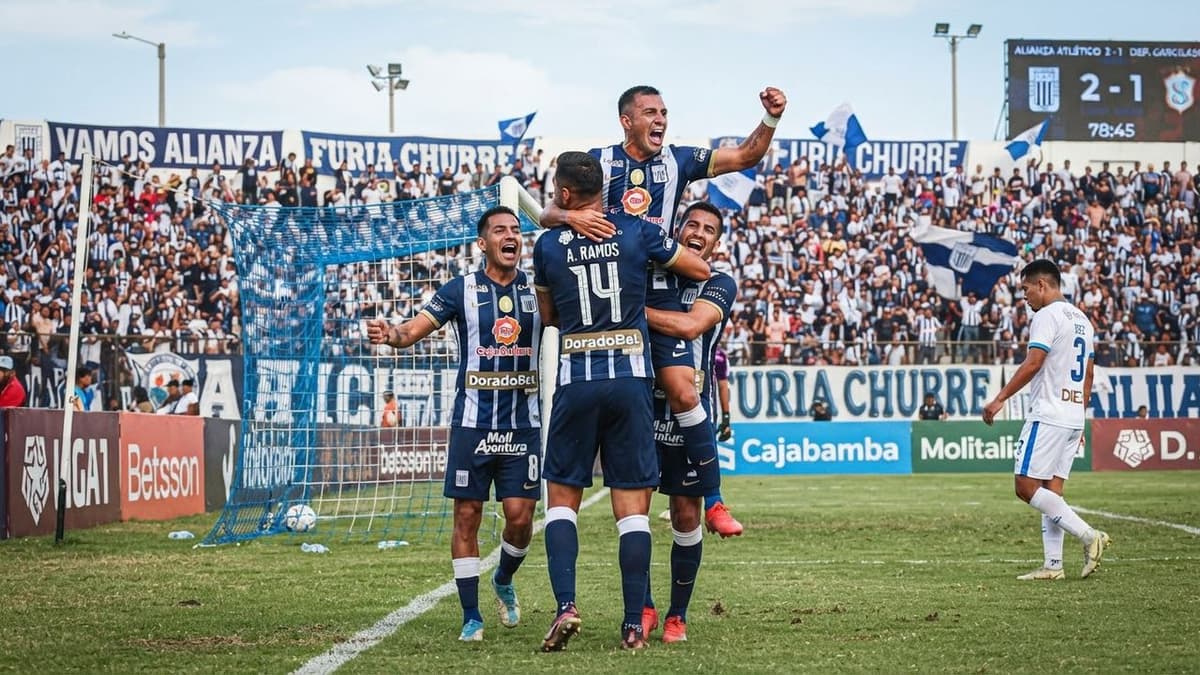 Jugadores del Alianza Atlético celebran un gol durante el partido del Clausura peruano frente al Deportivo Garcilaso.