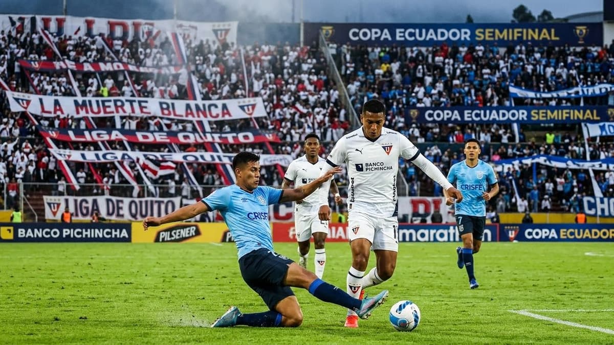 Jugadores de Universidad Católica y Liga de Quito disputan el balón durante la semifinal de la Copa Ecuador.