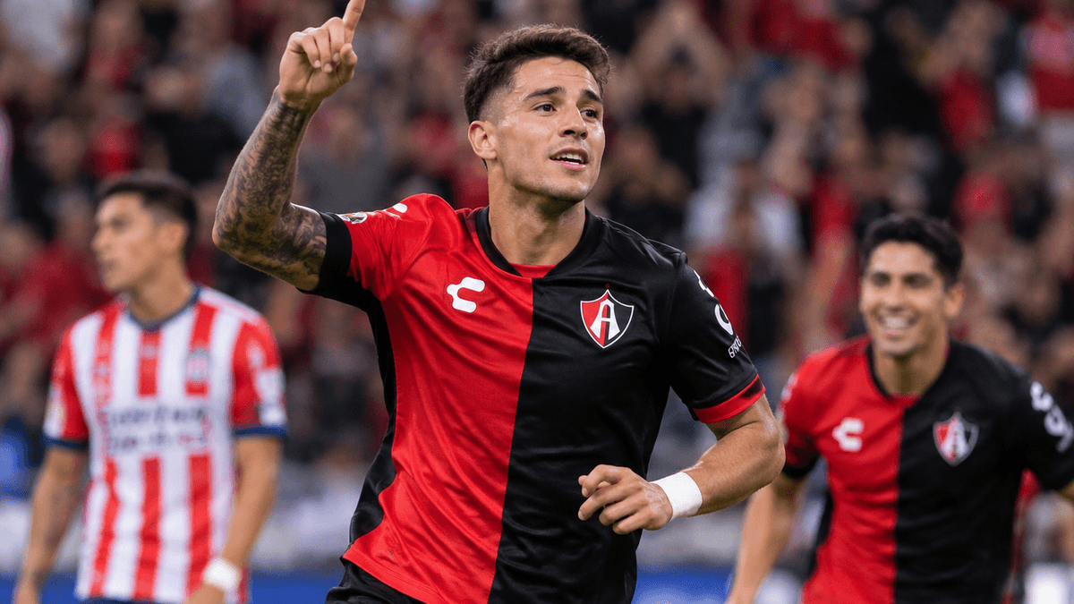 El argentino Florian Monzón celebra un gol con el Atlas durante un partido del Apertura mexicano.