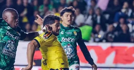 América, líder del Apertura mexicano, celebra su victoria por 3-5 ante el León y consolida su posición en la clasificación.