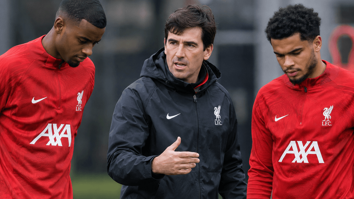 Alexander Isak y Cody Gakpo durante un partido de fútbol, en una posible portada sobre las bajas del Liverpool ante el Manchester City.