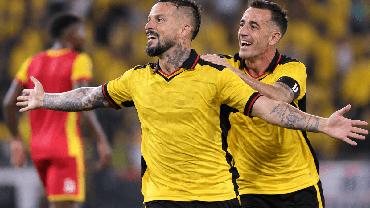 Los argentinos Darío Benedetto y Damián Díaz celebran una posible imagen de la goleada del Barcelona ante Aucas.