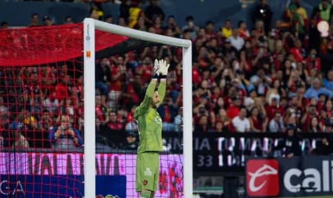 Camilo Vargas detiene un penalti con el Atlas ante Guadalajara en el clásico tapatío del torneo Apertura mexicano. Camilo Vargas detiene un penalti.
