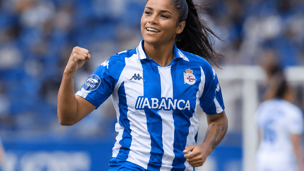 La brasileña Millene Cabral, del Deportivo ABANCA, celebra un gol durante un partido de la Liga F del fútbol femenino español.