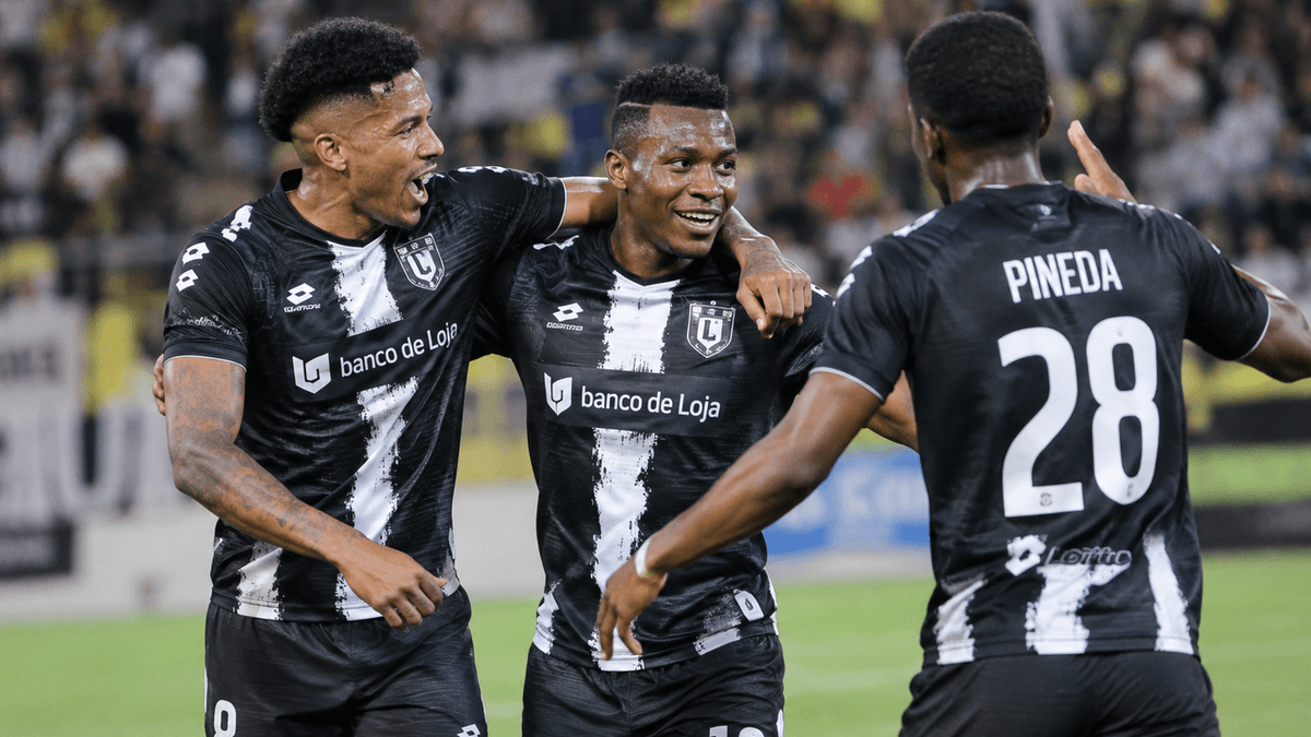 Futbolistas de Libertad de Loja celebrando uno de los goles ante Leones del Norte durante la liga profesional de Ecuador
