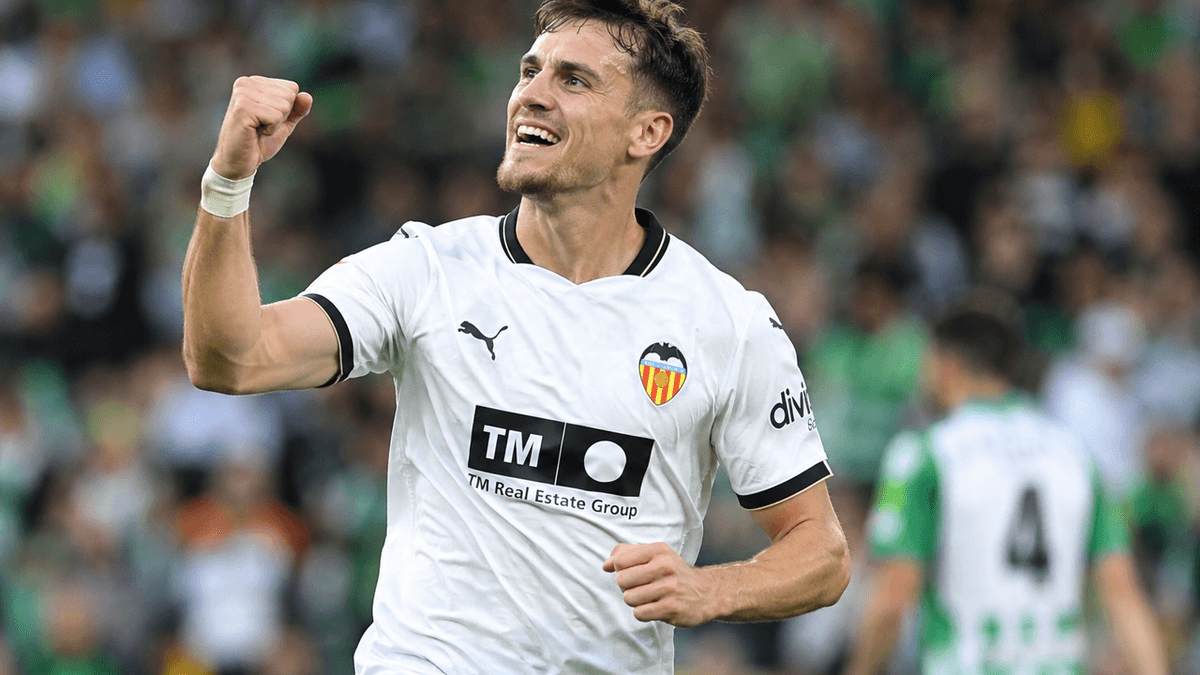 Dani Raba celebra un gol con el Valencia durante un partido de fútbol, en una posible imagen de portada sobre su regreso a la titularidad.