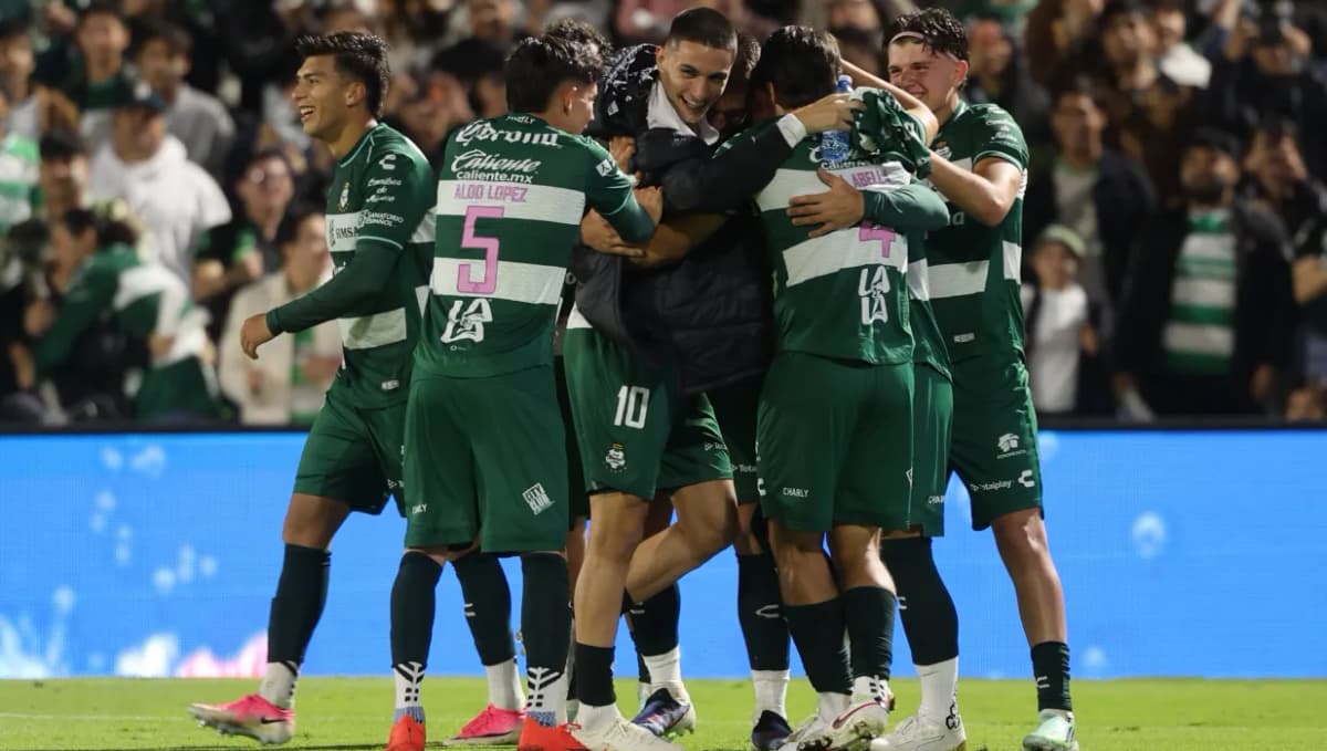 Futbolistas de Santos Laguna celebran una victoria en el Estadio Corona durante el torneo de la Liga MX.