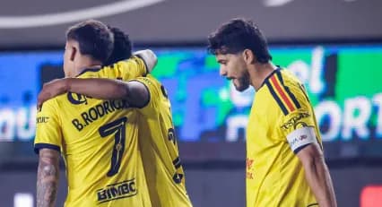 América líder del Apertura: jugadores del América disputan el balón ante el León en el fútbol mexicano.