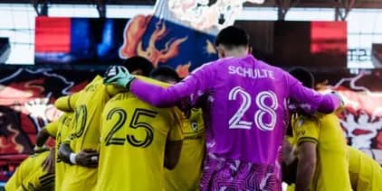 El chileno Gonzalo Tapia celebra un gol con el Columbus Crew durante un partido de fútbol de la MLS.