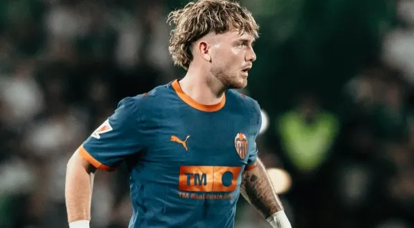 Harvey Elliott pide disculpas tras su expulsión con el Valencia CF en el partido ante el Villarreal CF en Mestalla.