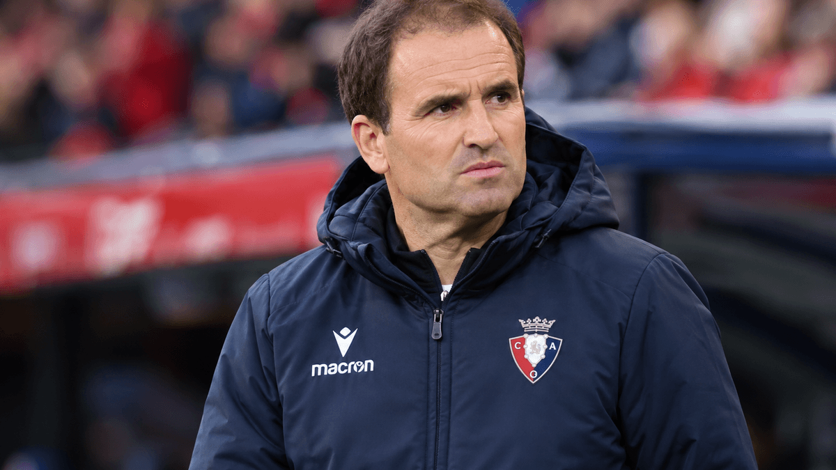 Jagoba Arrasate regresa al banquillo de Osasuna tras la destitución de Luis Miguel Ramis como entrenador del equipo navarro.