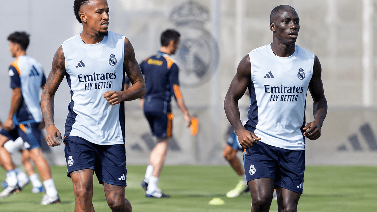 Éder Militao y Ferland Mendy participan en ejercicios colectivos durante un entrenamiento del Real Madrid en su ciudad deportiva.
