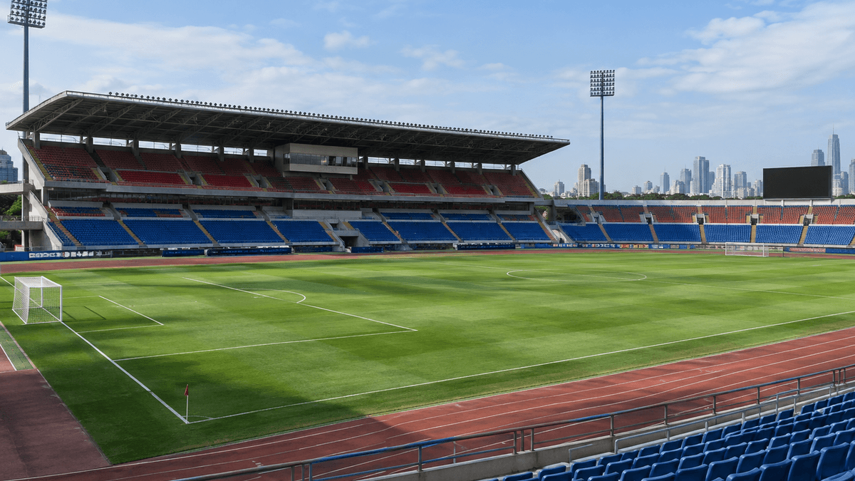 estadio de fútbol vacío en Panamá, en el contexto de la cancelación del amistoso femenino ante Nueva Zelanda por razones de seguridad.