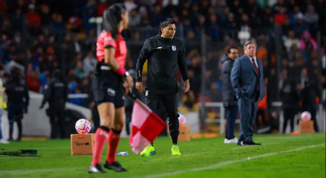 El chileno Esteban González dirige a Querétaro durante el Apertura 2026, torneo en el que el equipo pelea por el liderato de la Liga MX.
