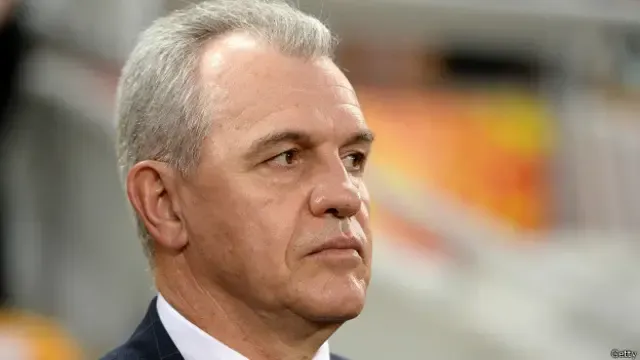 El entrenador mexicano Javier Aguirre dirige al Valencia durante su debut frente al Racing de Santander, que terminó con empate 2-2.
