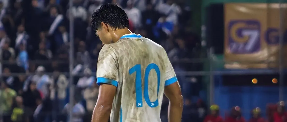 ¡ASISTENCIA DECISIVA! El guatemalteco Olger Escobar impulsa a Guatemala ante Surinam