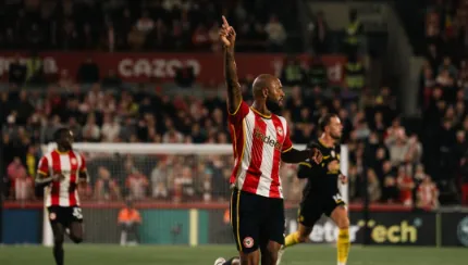 El brasileño Igor Thiago celebra su gol durante la victoria del Brentford por 2-0 ante el Nottingham Forest en la Premier League