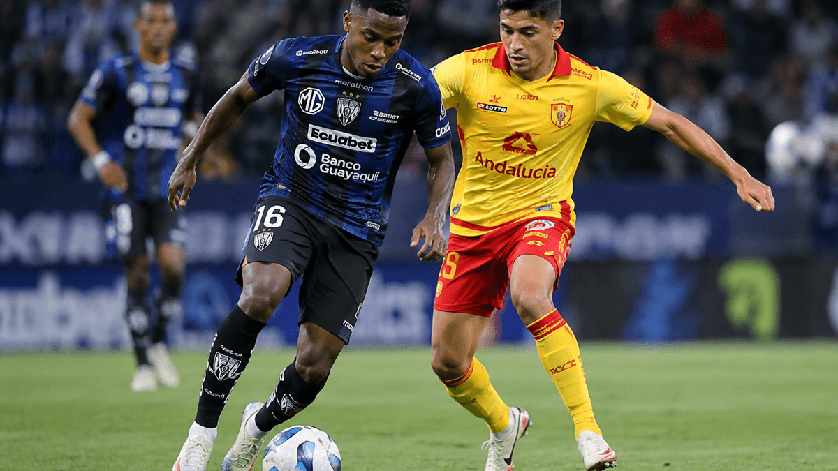 Independiente del Valle ante Aucas por la Liga Pro de Ecuador, con jugadores disputando el balón.