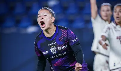 Independiente del Valle femenino celebra su victoria por 4-2 ante Universitario de Deportes en la Copa Libertadores femenina.