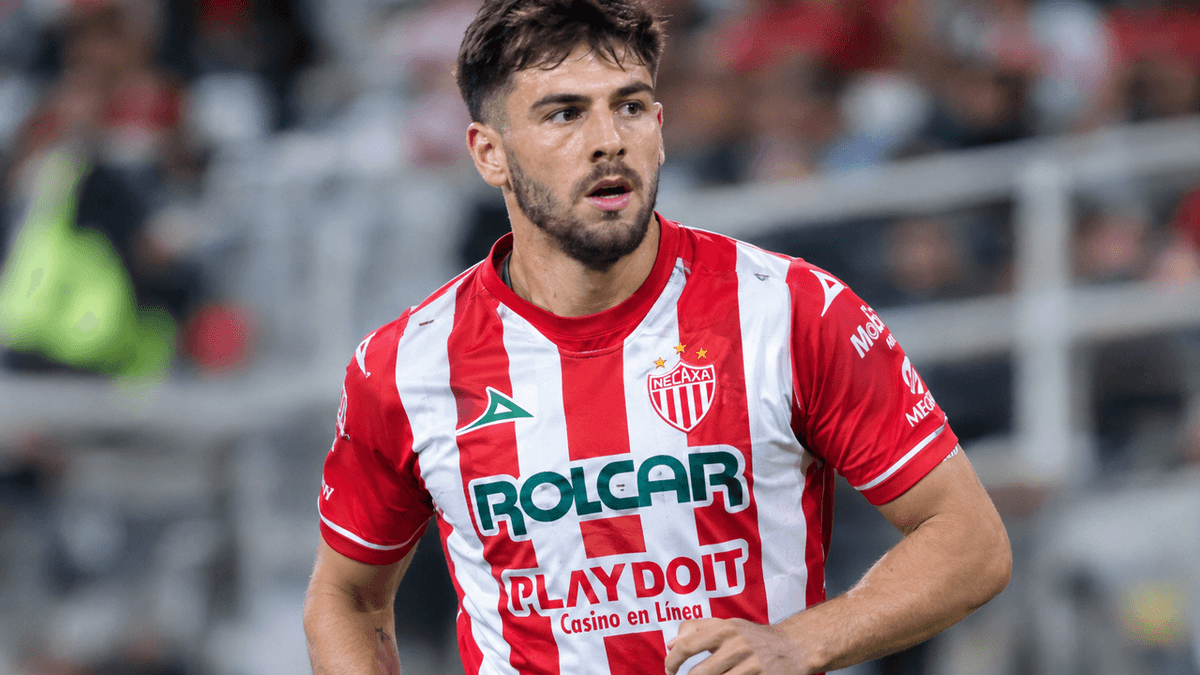 El delantero argentino Julián Carranza, de Necaxa, durante un partido de la Liga MX en el torneo Apertura 2026.