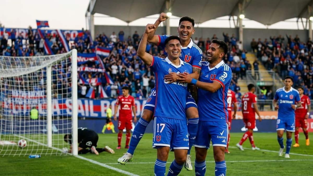 Jugadores de la Universidad de Chile celebran un gol durante la goleada ante Ñublense por la liga chilena.