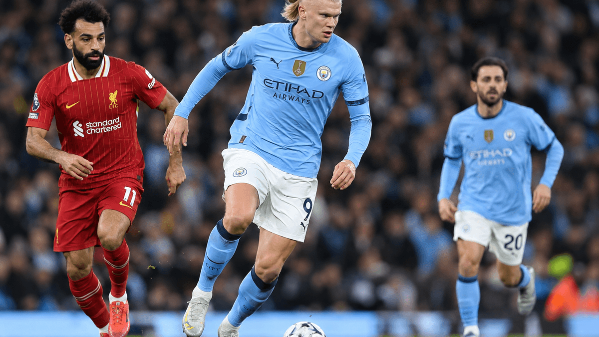 Jugadores del Manchester City durante un partido de la Premier League antes de su visita al Liverpool en Anfield