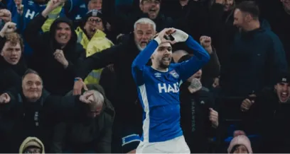 El paraguayo Julio Enciso celebra su golazo con el Ipswich Town durante el empate 2-2 ante el Hull City