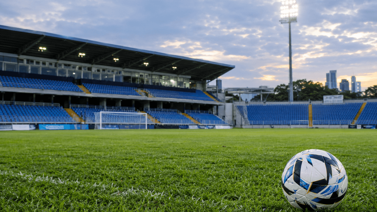 Estadio de fútbol en Panamá, con el terreno de juego preparado para un partido del torneo Apertura 2026 de la Liga Panameña de Fútbol.